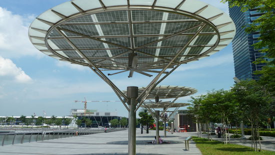 Eine praktische Sache in der Mittagshitze: An diesen schattenspendenden Pilzen sind Ventilatoren angebracht, die durch einen Bewegungsmelder eingeschaltet werden und durch die Solarzellen oben drauf gespeist werden.