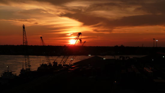 Und der Sonnenuntergang hinter dem Hafen vom Turm aus betrachtet.