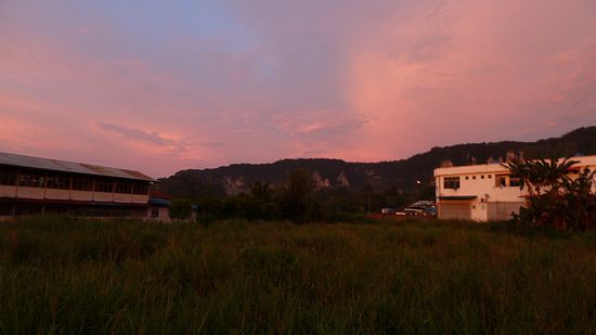 Der Sonnenuntergang im Dorf.