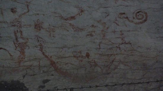 Höhlenmalereien, die ca. 1200 Jahre alt sind. Neben den Höhlenmalereien wurden in den Niah-Höhlen auch bis zu 40.000 Jahre alte menschliche Überreste gefunden.