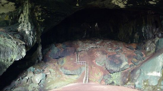 Der Weg in die Höhle. Drinnen wars echt düster und die Wege teilweise sehr rutschig, durch den vielen Guano und die Feuchtigkeit.