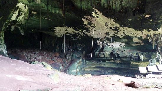 Die Balken und Seile sind da, um Schwalbennester - eine chinesische Delikatesse - zu ernten. Es ist wohl so gefährlich, wie es aussieht und gibt regelmäßig tödliche Unfälle.