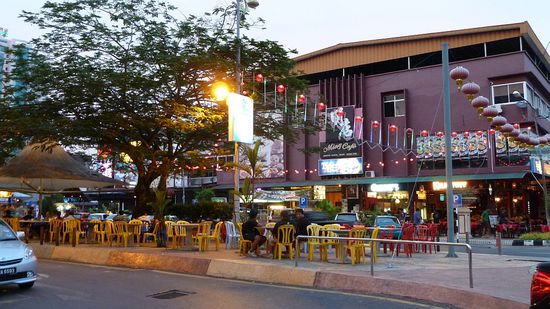 Wir hatten mal wieder ein Guesthouse in bester Lage: jede Menge Restaurants direkt davor 