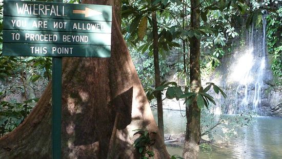 Da plätschert er träge vor sich hin, der sogenannte Wasserfall  Nach Regenschauern soll er aber etwas beeindruckender sein.