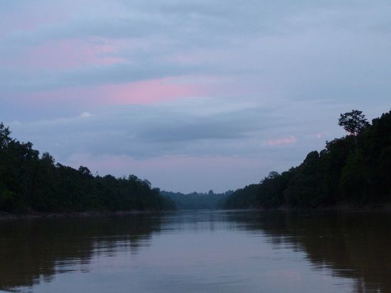 Sonnenuntergangs auf dem Fluss.