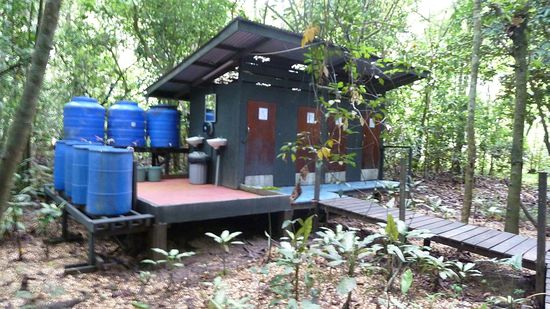 Das Toiletten-Häuschen. Das Wasser, kam aus dem Fluss und sah deshalb recht bräunlich aus - aber gerade nach dem Trekking wurde man dadurch trotzdem etwas sauberer 