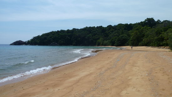 Das ist sie, die Monkey Bay. Wir hatten die Bucht für uns alleine und das Schnorcheln war auch ziemlich schön. Nur mit dem Rückweg mussten wir uns ziemlich beeilen, da schon wieder ein Sturm aufzog - das ging auf Tioman oft recht schnell, sah allerdings auch immer deutlich bedrohlicher aus als es war.