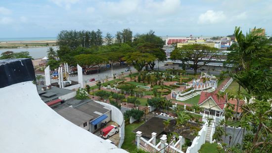 Ein Stückchen Stadt von oben, vor allem der Garten vom Sultanspalast (nicht mehr bewohnt) ist hier zu sehen. Fotografiert vom Fort aus...