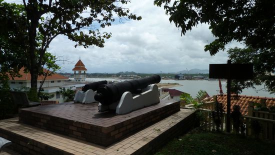 Und hier zwei Kanonen auf dem Fort. Das Fort kam übrigens nie wirklich zum Einsatz. Es eignet sich dafür aber gut für Spaziergänge, und der Überblick über die Stadt ist ja auch schön, wenn ein schöner Spaziergang abseits des Stadtverkehrs vielleicht auch nicht unbedingt die Ziele des Erbauers waren.