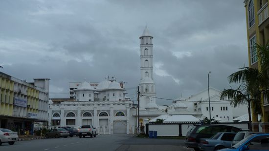 Eine Moschee, in die hier gehen 2500 Leute rein. Und es wird gleich anfangen zu regnen.