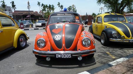 Und auf einmal standen 6 wirklich hübsche VW-Käfer auf dem Parkplatz... dieser hier natürlich mit McDonalds Drive-In VIP-Aufkleber, die sieht man hier in den Städten sehr oft.