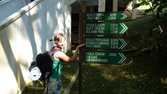 Schwer bepackt und frohen Mutes auf zum Bumbun Kumbang, dem Hochstand.