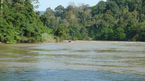 Am Fluss, wo wir auf ein Boot gewartet haben, das uns mitnimmt.