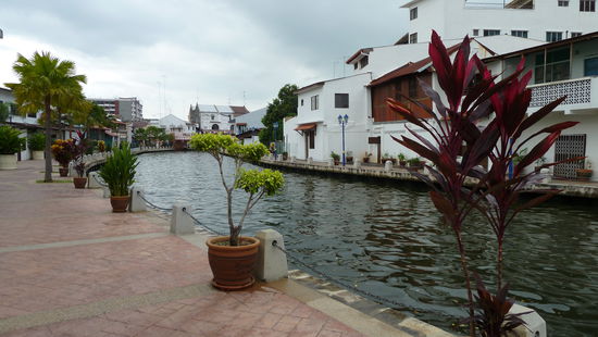 Am Fluss... sehr ordentlich alles.