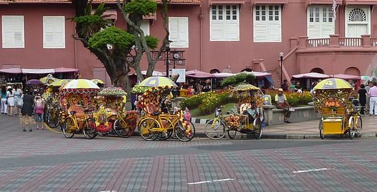 Die vielen bunt und äußerst kitschig geschmückten Trishaws, die mit einer Menge Radau, meist Techno-Musik, umherfahren.