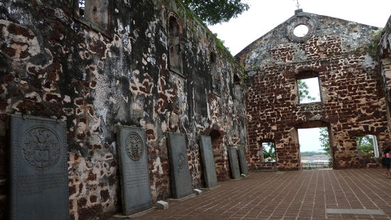 Die Ruine der St. Paul's Church, die im 16. Jahrhundert zunächst als Kapelle gebaut wurde und danach weiter ausgebaut wurde. Auf beiden Seiten stehen Grabsteine.