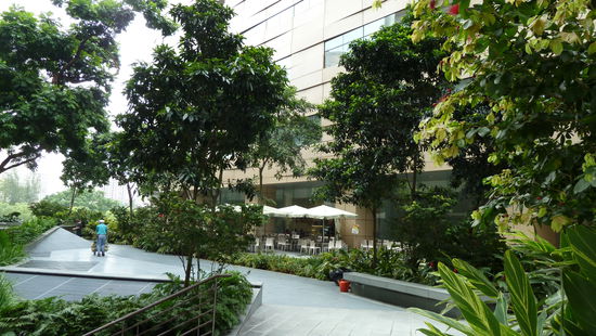 Eins der Cafés unten in den Gebäuden.