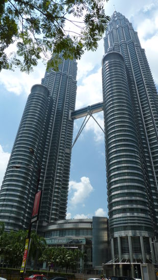 Die Petronas Towers in KL waren lange Zeit das höchste Gebäude der Welt... zumindest je nach dem, wie und von was man die Höhe misst. Dadurch, dass ein großer Teil oben nur noch aufgebaut ist und keine Räume mehr enthält, könnte man diesen Rekord aber auch für geschummelt halten.