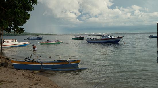 Strand vor dem Dorf Bunaken.