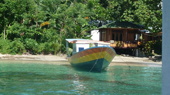 Daniel's Resort mit einem der Tauchboote.