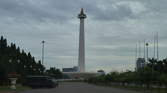 Monas (MOnumen NASional), mit einem großen Park drum herum. Weil wir an einem Sonntag hier waren, war viel los, wie man auf den folgenden Bildern sieht...