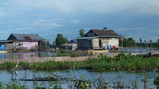 Das schwimmende Dorf auf dem See.
