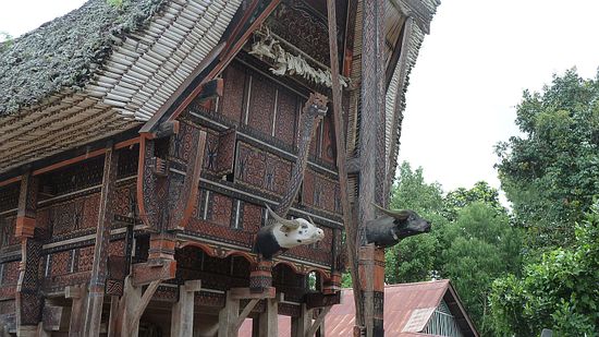 Alle Häuser sind hübsch geschnitzt und mit Naturfarben (schwarz, rot, gelb und weiß) bemalt.