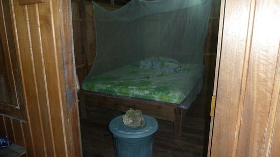 Maßnahmen gegen Ratten. Alles Essbare (Kekse, Medikamente, Toilettenpapier...) haben wir für die letzte Nacht in dieser Tonne untergebracht, um eine möglichst ruhige Nacht zu haben.
