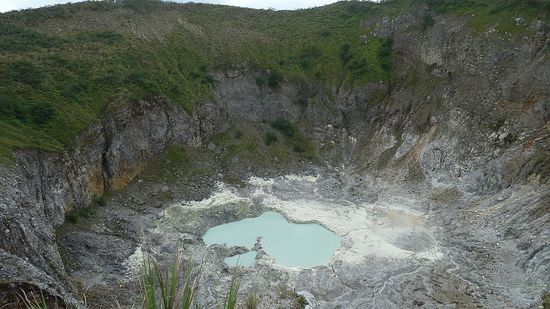 Ein kleiner See im Krater.