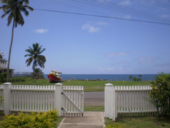 Aus der Tuer raus, rein ins Paradies. Eingang zu meinem Hotel.