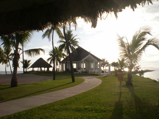Die Kapelle am Inselzipfel bei Sonnenuntergang.
