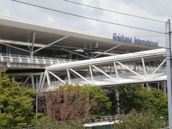 Flughafen Brisbane vom Bahnsteig aus fotografiert.