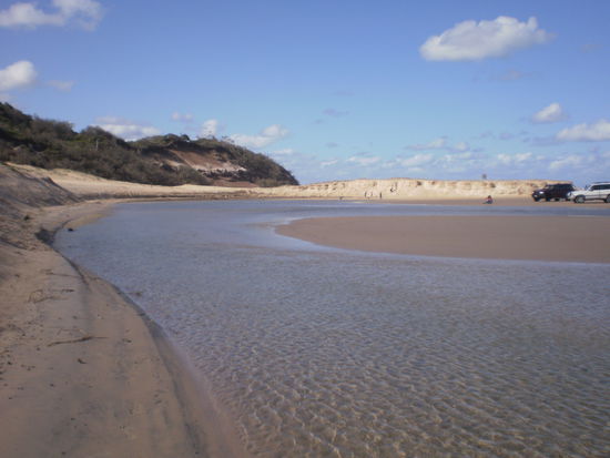 Strand und gleichzeitig Parkplatz. Das Meer ist links.