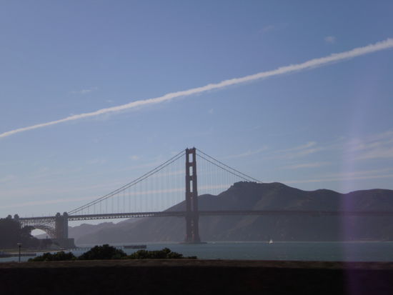wieder die Bruecke, diesmal von der Stadt aus fotografiert (waehrend der Autofahrt....ist ganz gut geworden)
