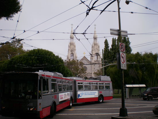 die Busse dort fahren an Oberkabeln, so wie bei uns die Strassenbahn!?!