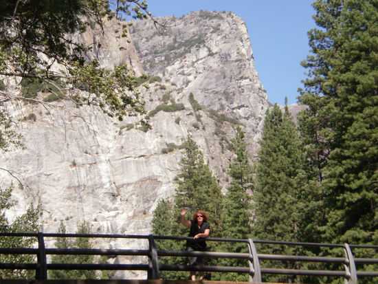 Mama auf ner Bruecke.