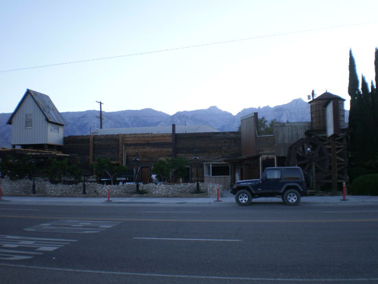 Lone Pine....Blick auf das Gebaeude gegenueber unserer Herberge.