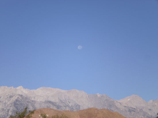 Gebirge vom Mc Donalds aus gesehen ......wir hatten Vollmond und eine egg mcmuffin.
