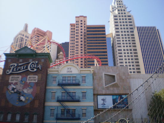 Das New York New York Hotel mit integrierter Achterbahn