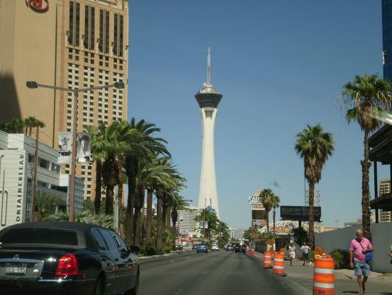 Der stratosphere tower/Hotel/Casino....da oben drauf ist auch ein Fahrgeschaeft, keine Achterbahn, sondern so ein Arm mit Sitzen dran, der sich dreht und ueber den Rand hinaus gehoben wird 