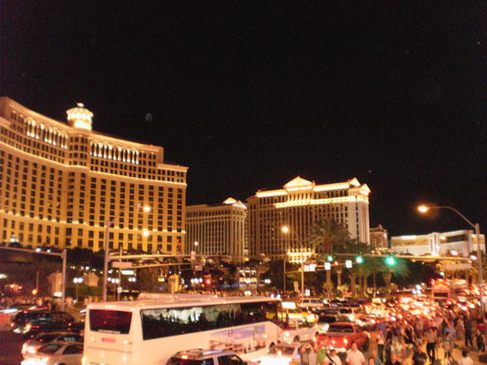 da ist was los vorm Bellagio