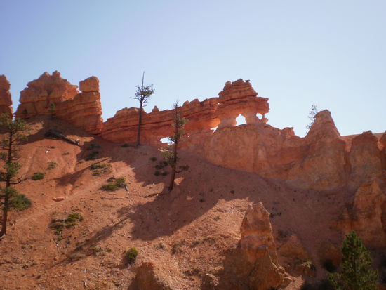 Felsformationen von unten gesehen.