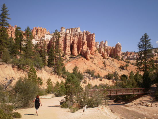 Mama ganz beschwingt auf "unserem" Weg.