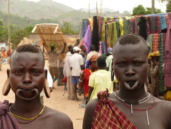2 Mursi Frauen in Jinka, leider nur ohne die Lippenplatten...