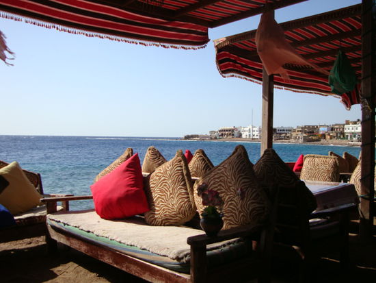 Strandrestaurant mit Blick auf das Rote Meer