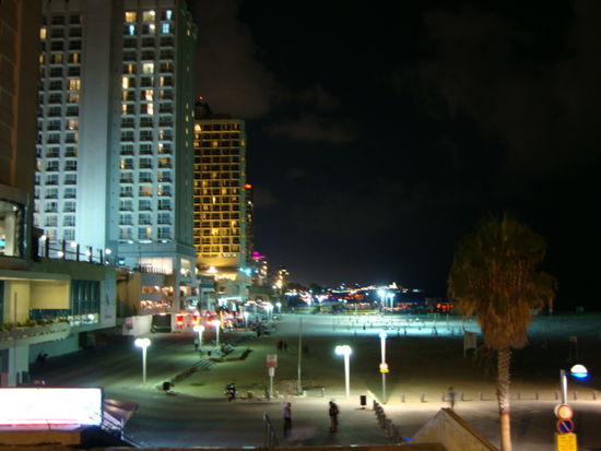 Strand von Tel Aviv bei Nacht