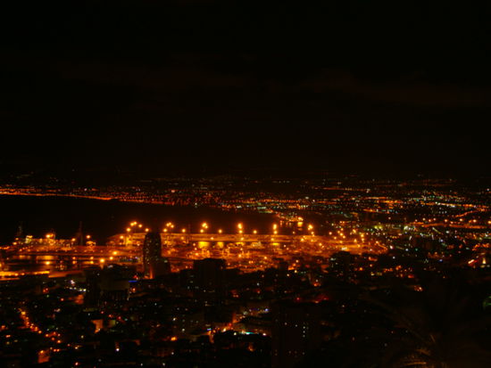 Haifa bei Nacht, Ausichtspunkt oberhalb des Bahai Gartens