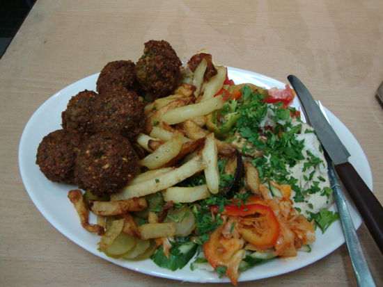 Falafel mit israelischem Salat und Pommes