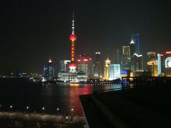 (blick von der dachterasse der bar rouge auf das viertel pudong mit dem oriental pearl tower)