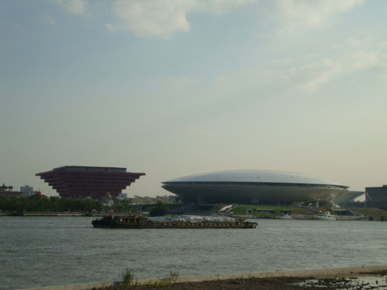 (blick vom linksseitigen ufer des huabung flusses auf den chinesischen pavillion und das expo-kulturzentrum [beide gebäude sollen auch nach der expo erhalten bleiben])[/k]